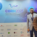 Oluwatosin Tolulope Ajidahun explica como a robótica aumenta a precisão e a segurança em procedimentos reprodutivos.