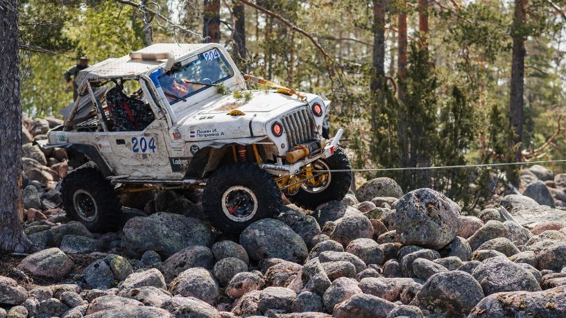 Teciomar Ábila apresenta a fusão perfeita entre potência e técnica que impulsiona as corridas off-road ao limite.