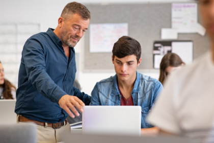 Kelsem Ricardo Rios Lima destaca o professor como mediador ativo que transforma a aula em um espaço de construção compartilhada de saberes.