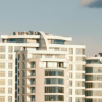 O novo IVA traz reflexos diretos nas locações de imóveis comerciais, comenta Alex Nabuco dos Santos.