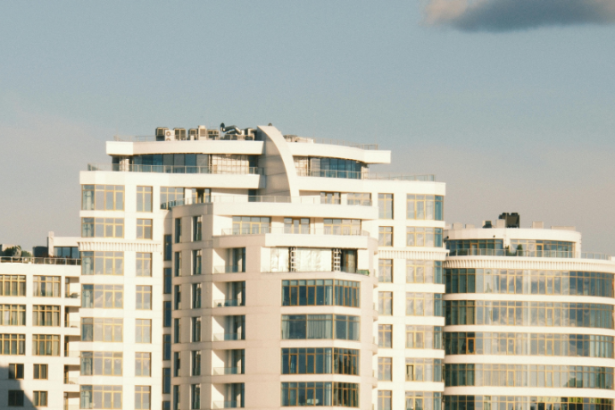 O novo IVA traz reflexos diretos nas locações de imóveis comerciais, comenta Alex Nabuco dos Santos.