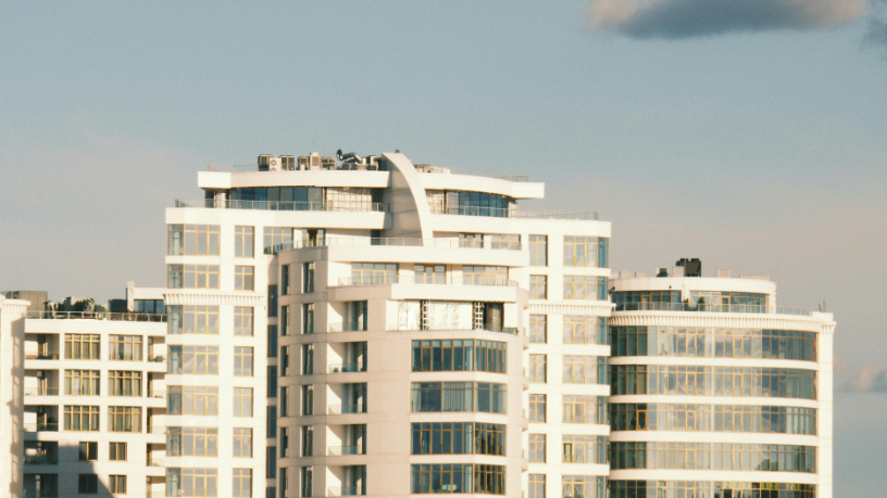 O novo IVA traz reflexos diretos nas locações de imóveis comerciais, comenta Alex Nabuco dos Santos.