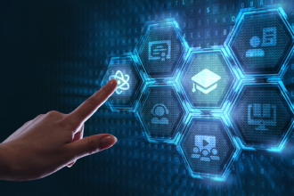 Gustavo Morceli explica por que a escola precisa interpretar sinais antes de adotar novas tecnologias educacionais.